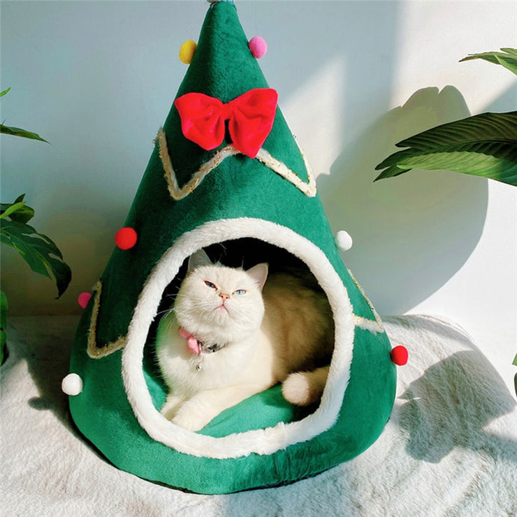 Nid pour chat dans un arbre de Noël