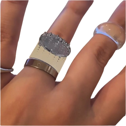 High-Tech-Ring mit transparenten tanzenden Diamanten